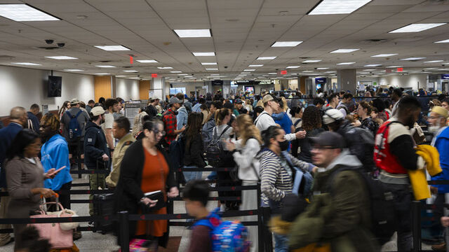 ABD'de yolcular uçaktan tahliye edilirken izdiham oluştu: 4 yaralı